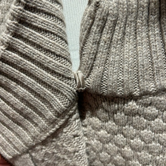 Asymmetrical Sweater - Picture 4 of 5